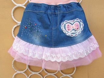 夏季童装批发新风尚 广州工厂直销超可爱蕾丝牛仔裤